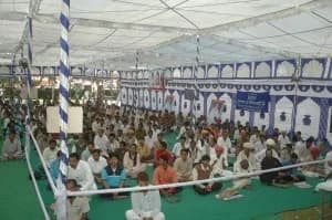 गुरुदेव के साथ साधकों का विशाल समूह