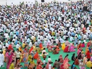 हज़ारों साधक एक साथ ध्यान करते हुए