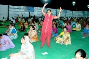 Spontaneous yogic movements during collective meditation